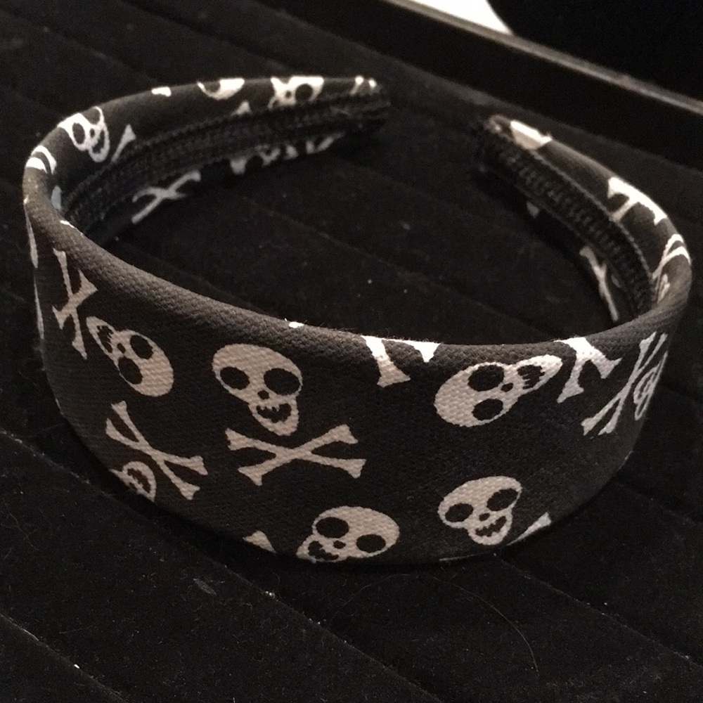 NWOT Skull and Crossbones Headband.